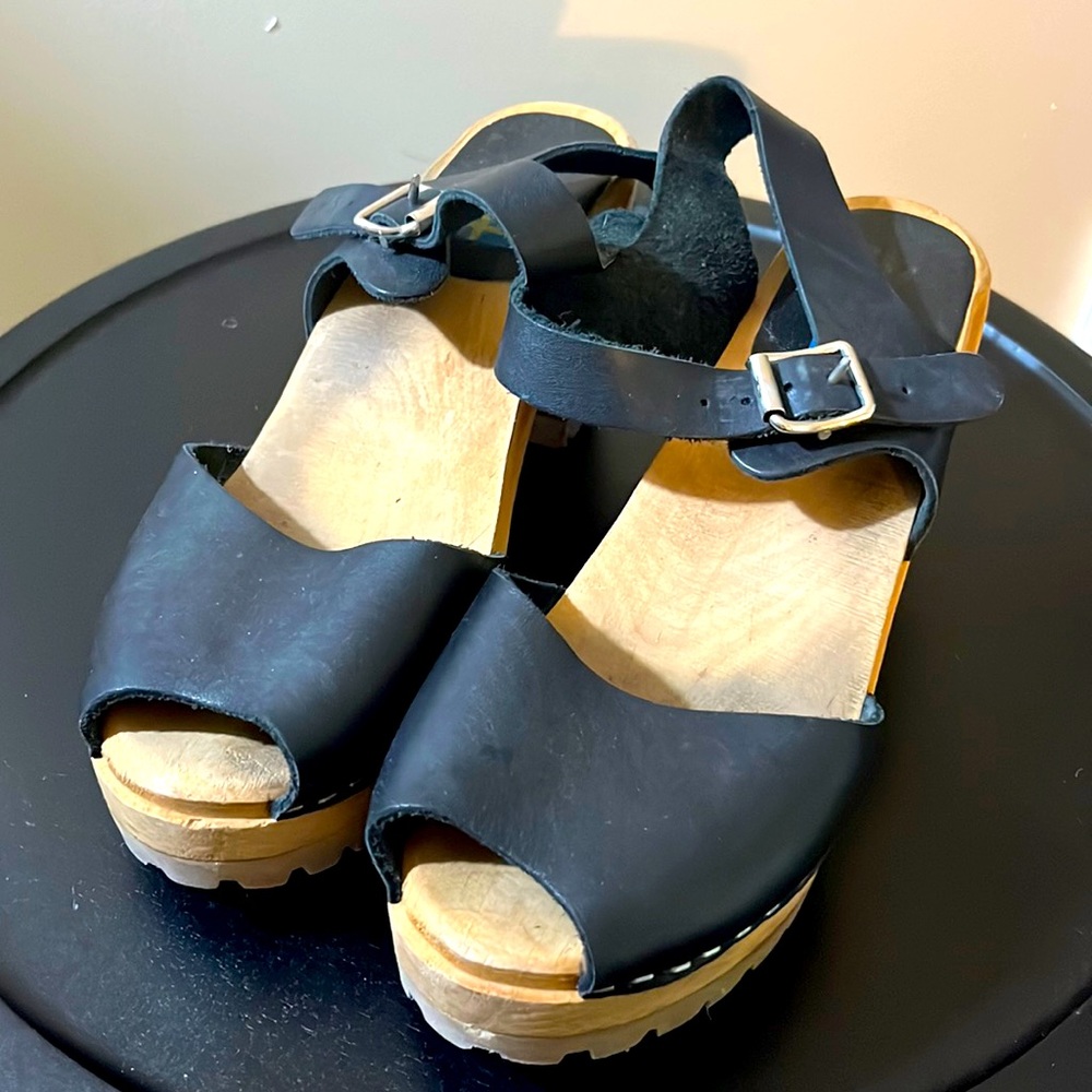 MIA Size 9 Greta Clogs Black